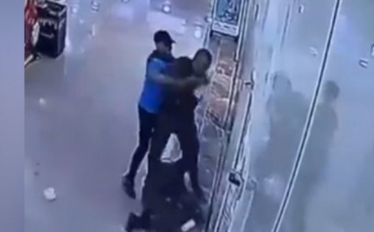 Video: Khoảnh khắc nghi phạm cầm dao áp sát, đâm tới tấp hai binh sĩ Israel