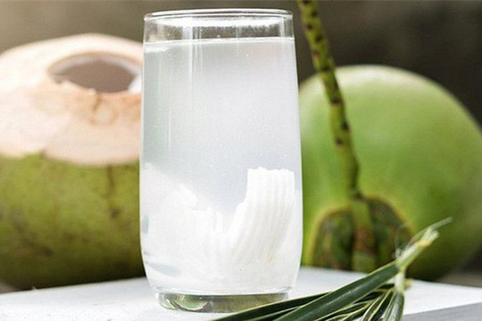 Viêm họng có nên uống nước dừa?