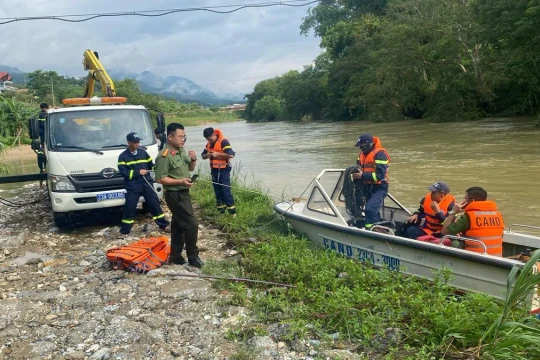 Tìm kiếm nam thanh niên mất tích khi bơi qua sông Lô