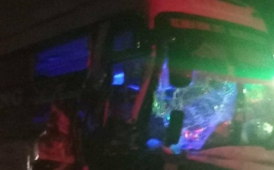Ôtô khách tông xe đầu kéo trên cao tốc Vĩnh Hảo – Phan Thiết