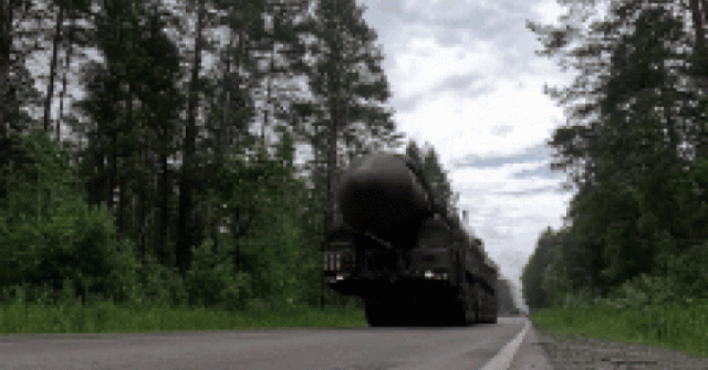 Quân đội Nga diễn tập với bệ phóng tên lửa hạt nhân di động