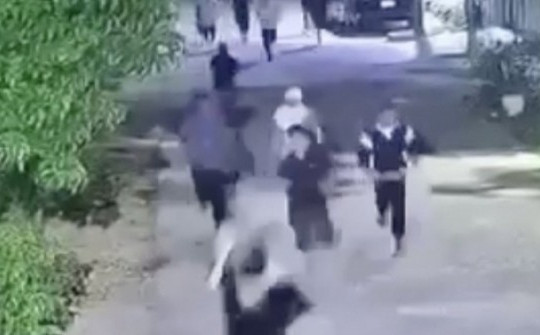 2 nhóm thanh niên cầm gậy rượt đánh nhau trên phố, 1 người tử vong