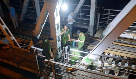Hải Phòng: Sà lan đâm hỏng cầu Tam Bạc