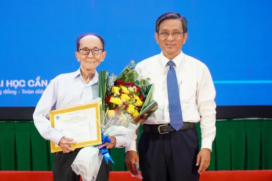 Trường ĐH Cần Thơ trao học bổng cho cụ ông U90 học thạc sĩ
