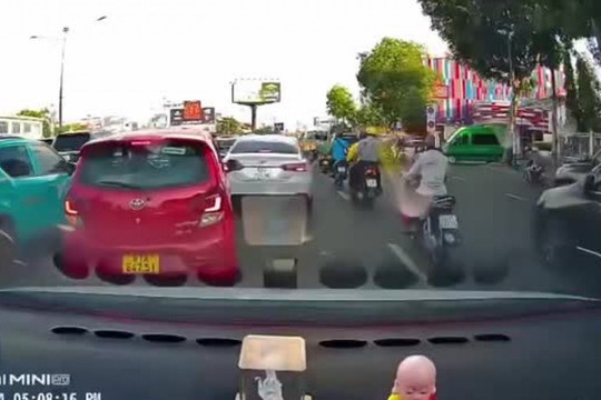Xác minh clip tài xế ô tô đấm vào đầu người phụ nữ đi xe máy