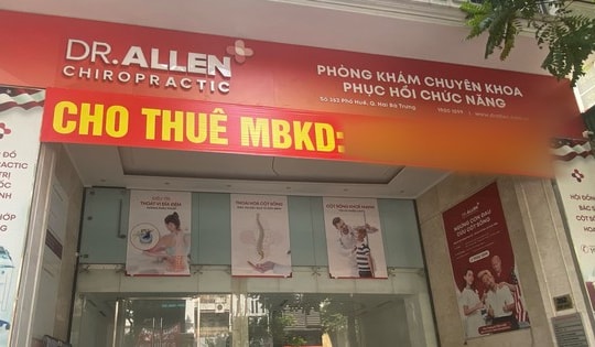 Nhan nhản biển cho thuê mặt bằng, thanh lý toàn bộ cửa hàng ở trung tâm Hà Nội