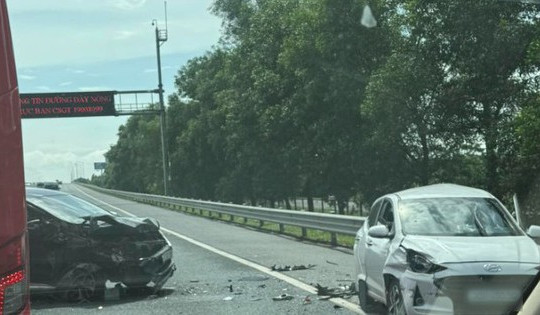 Ô tô nổ lốp khiến tài xế mất lái, gây tai nạn trên cao tốc Hà Nội - Hải Phòng