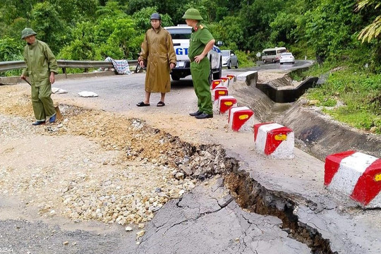 Khắc phục sự cố sạt lở trên Quốc lộ 16 ở huyện biên giới Nghệ An