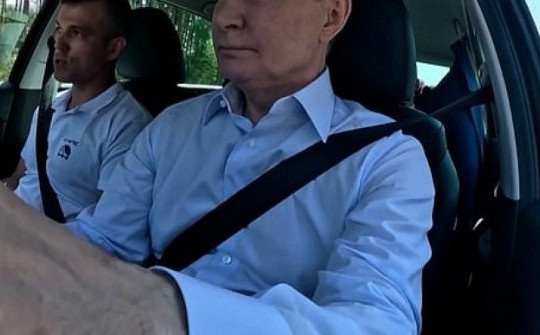Video ông Putin tự lái xe ô tô, không mặc áo chống đạn trước mối đe dọa ám sát từ Ukraine