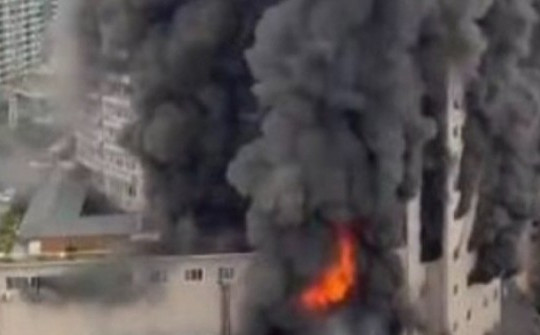Video lửa cháy rực trung tâm mua sắm ở Trung Quốc, gây nhiều thương vong