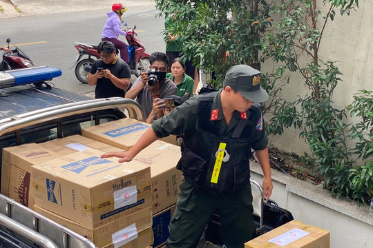 Cảnh sát thu hàng chục thùng tài liệu rời nhà CEO Quốc Cường Gia Lai