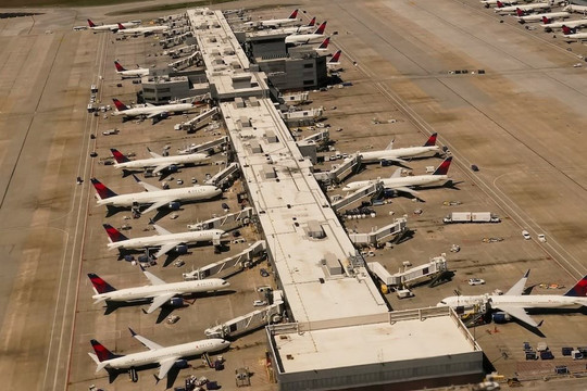 Sự cố ‘bí ẩn’ khiến loạt hãng hàng không, ngân hàng toàn cầu gián đoạn