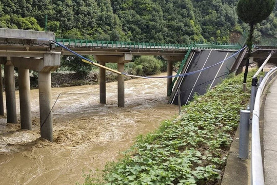 Trung Quốc: Sập cầu đang lưu thông nhiều người chết và mất tích