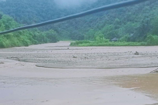 Mưa lớn gây sạt lở đất đá, ách tắc nhiều tuyến đường ở Sơn La