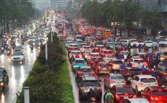 Ảnh hưởng bão số 2, Hà Nội mưa tầm tã, giao thông ùn tắc