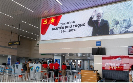 Các sân bay chiếu phim tư liệu và treo ảnh Tổng Bí thư Nguyễn Phú Trọng