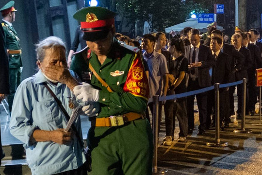 Dòng người xếp hàng trong đêm chờ vào viếng Tổng Bí thư Nguyễn Phú Trọng