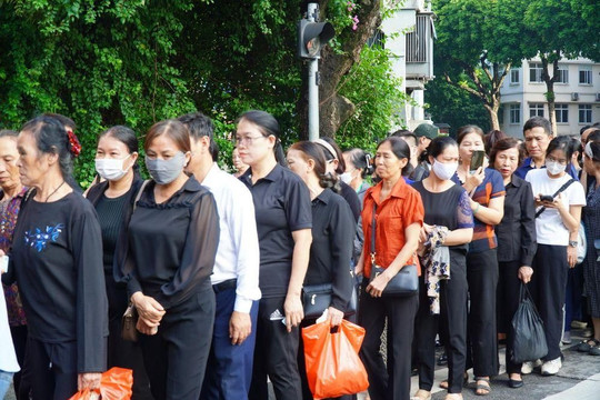 Người dân tiếc thương, xúc động chờ viếng Tổng Bí thư Nguyễn Phú Trọng