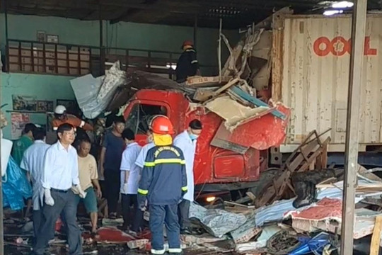 Xe container lao vào nhà dân ở Đắk Nông, ít nhất 3 người chết