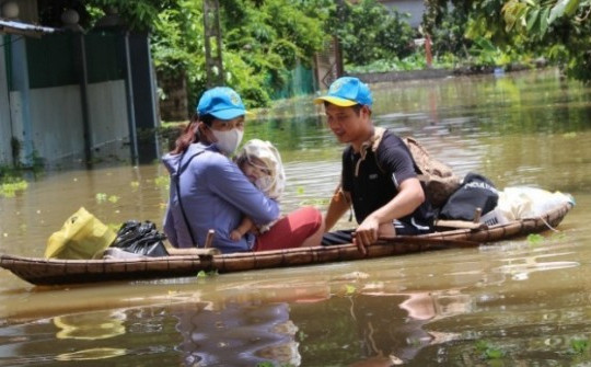 Hà Nội: Nhiều gia đình chèo thuyền, bồng bế con nhỏ di tản khỏi vùng lũ