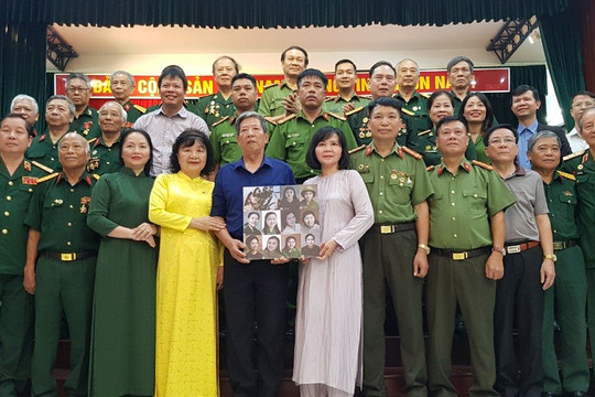 Trao tặng Bảo tàng Phụ nữ Việt Nam di ảnh màu của 10 nữ liệt sĩ Lam Hạ
