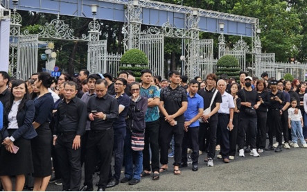 Người dân xếp hàng từ 5h sáng chờ vào viếng Tổng Bí thư Nguyễn Phú Trọng