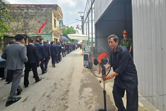 Người làng Lại Đà mang quạt ra đường, lo chỗ nghỉ cho khách viếng Tổng Bí thư