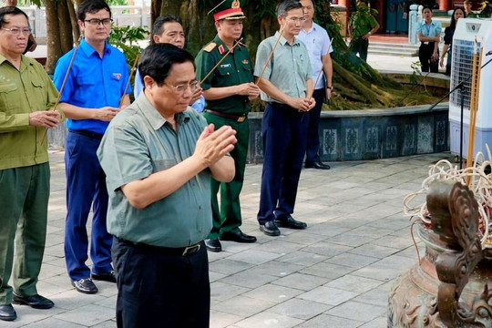 Thủ tướng Phạm Minh Chính dâng hương tưởng nhớ các Anh hùng liệt sĩ tại Thái Nguyên