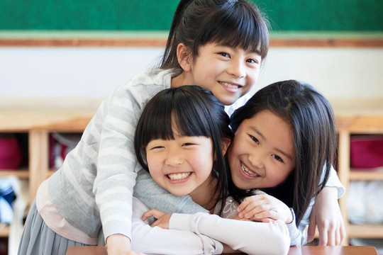 Học sinh Nhật được giao bài tập 'ôm người thân'