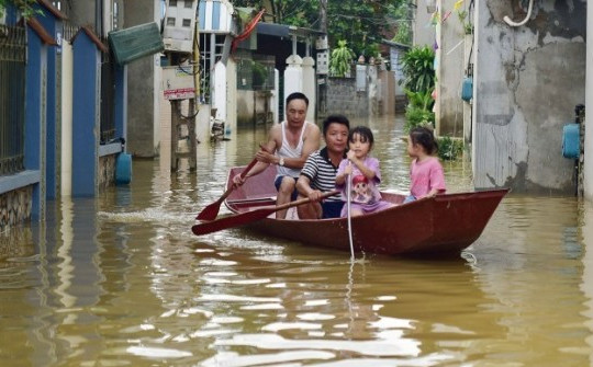 Nhiều xã ngoại thành Hà Nội đã 3 ngày chìm trong biển nước