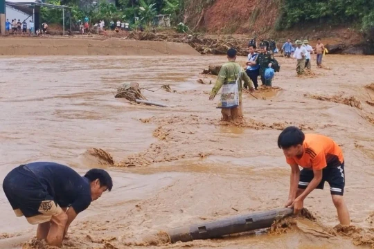 Bé gái 12 tuổi ở Sơn La đi làm ruộng bị lũ cuốn mất tích