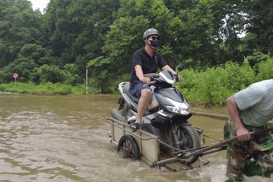 Thuê xe kéo vượt đoạn ngập tới cổ ở hầm chui đại lộ Thăng Long