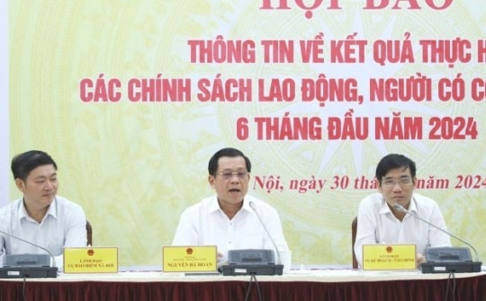 Bộ LĐ-TB&XH lý giải về chênh lệch lương hưu nam và nữ trong Luật BHXH 2024