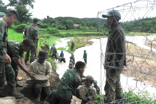 Bộ đội dầm mưa vác đá, vá kè giúp dân