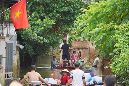 Người dân vùng lũ Chương Mỹ chèo thuyền tiếp nhận đồ hỗ trợ