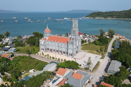 Đảo Thanh Lân – điểm ăn chơi hoang sơ hút khách ở Cô Tô