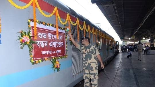 Ấn Độ dừng các chuyến bay và đường sắt với Bangladesh