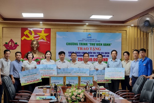 Trao tặng 8 tủ sách cho các trường tiểu học tỉnh Nghệ An