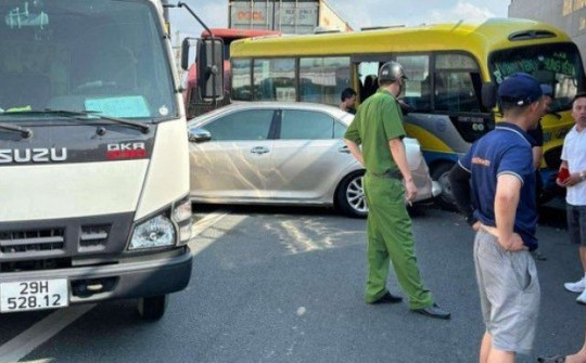 Hà Nội: 5 ô tô tai nạn liên hoàn ở đường dẫn lên cầu Thăng Long