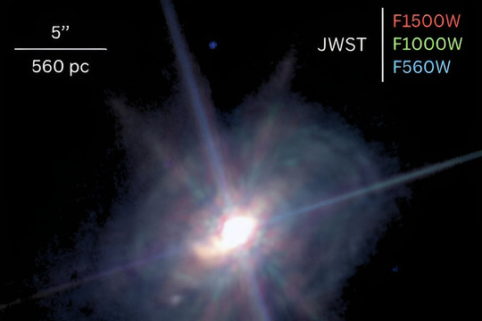 JWST hé lộ cấu trúc của bụi bao quanh một lỗ đen siêu nặng