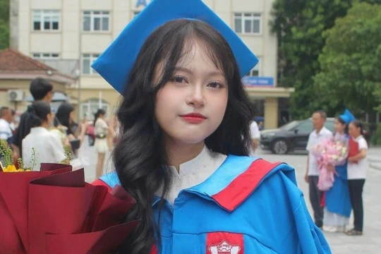 Nữ thủ khoa đầu ra Trường ĐH Y Hà Nội chia sẻ về 'cú quay xe' ngành học