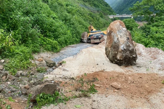 Sạt lở trên Quốc lộ 12 làm đá rơi đè chết người ở Điện Biên