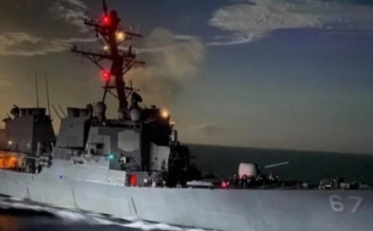 Houthi tuyên bố nã tên lửa đạn đạo vào tàu chiến Mỹ