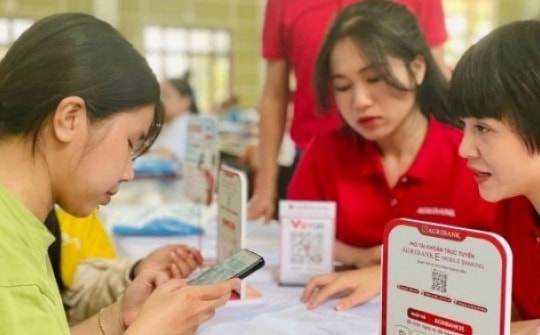 Lãi hơn 10.000 tỷ đồng, Agribank chi lương thưởng cho nhân viên ra sao?
