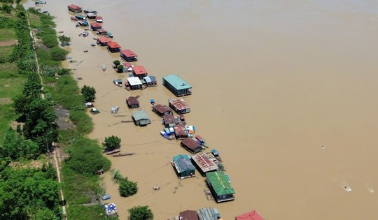 Thủy điện Hòa Bình xả lũ, cuộc sống xóm vạn chài bị đảo lộn