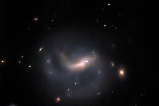 Hubble theo dõi một supernova ở một thiên hà xoắn dạng thanh