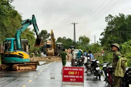 Nhiều tuyến đường ở Yên Bái, Phú Thọ sạt lở do mưa lớn