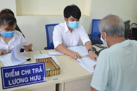 Từ 1/9, cả nước thực hiện chi trả lương hưu, trợ cấp BHXH qua tài khoản cá nhân