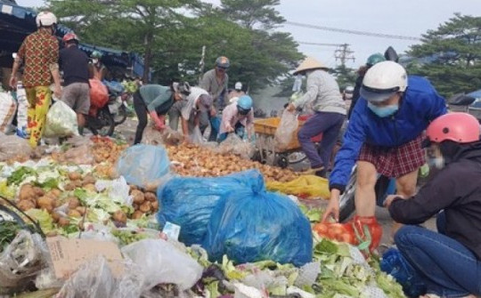 'Lên đời' cho thực phẩm bẩn: Nhặt rác về bán, chế biến món ăn