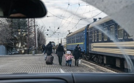 Ukraine gấp rút sơ tán dân thường ở thành trì vùng Donetsk khi lực lượng Nga còn cách 10km